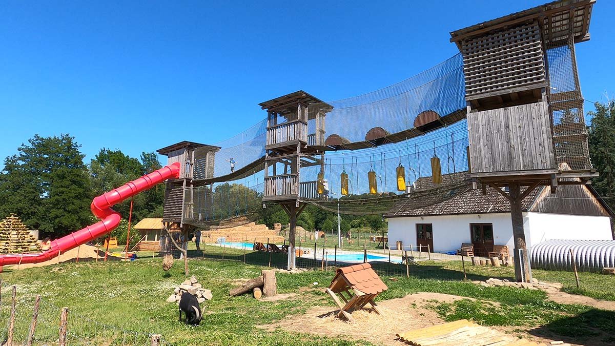 Znojmo Zábavní park pro děti Lanové centrum s tobogánem